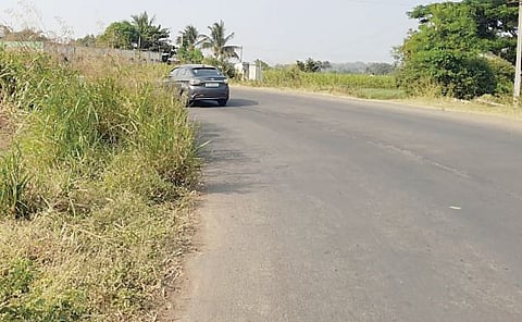 Pune : मंचर-शिरूर रस्त्यावर वळणांवर गतिरोधकाची मागणी