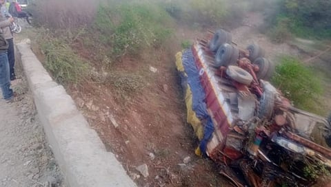 ट्रक पुलावरून कोसळला