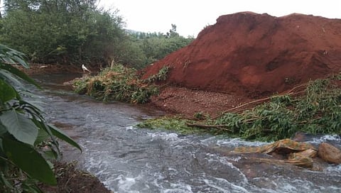 कोल्हापूर: गारिवडे – बावेली येथील धामणी नदीवरील माती बंधारा फुटला