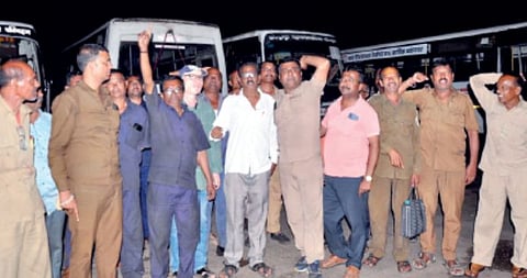 कोल्हापूर : केएमटी कर्मचार्‍यांचा बेमुदत संप सुरू