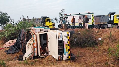 Solapur Accident : कुर्डूवाडी – शेटफळ रोडवर पंढरपूरला जाणाऱ्या भाविकांच्या वाहनाला अपघात; एकाचा मृत्यू