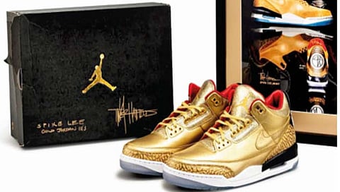 आठ लाखांचे महागडे बूट केले दान