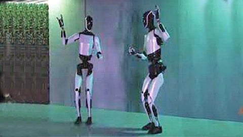 एलन मस्क यांचा रोबो करतो नृत्य, स्क्वॅट