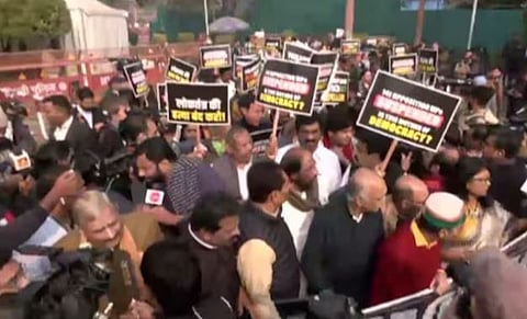 Parliament Winter Session : खासदारांच्‍या निलंबनाविराेधात दिल्‍लीत विरोधकांचा मोर्चा