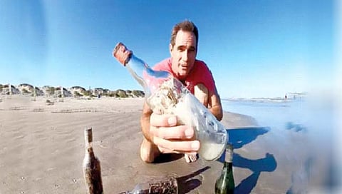 टेक्सासच्या समुद्रकिनार्‍यावर ‘चेटकिणीच्या बाटल्या’!