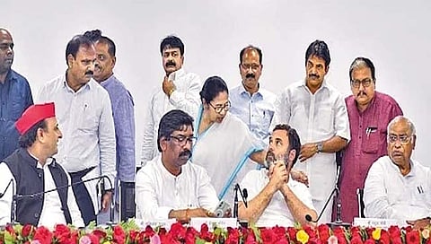 राजकारण : पिछेहाट अस्तित्वाच्या लढाईतील