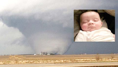 Super Baby : वादळात बाळ उडाले; झाडावर पडून बचावले !