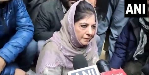 मेहबूबा मुफ्ती यांना प्रशासनाने सुरक्षेच्‍या कारणास्‍तव पुंछमध्‍ये आज (दि.३०)  प्रवेश नाकारला. या निषेधार्थ त्‍यांनी समर्थकांसह राजौरी-पुंछ महामार्गावर धरणे आंदोलन केले.