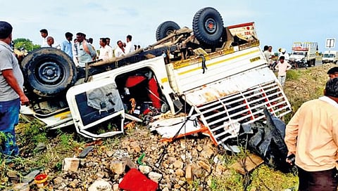 पंढरपूर : भाविकांची पिकअप उलटली, एक ठार; 19 जण जखमी