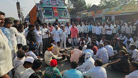 नाशिक : कांदा निर्यात बंदीविरोधात मनमाड- नगर महामार्ग रोखला