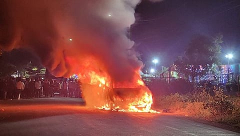 Nashik News : मातोरी रोडवर इनोव्हा कार जळून खाक, मोठी दुर्घटना टळली