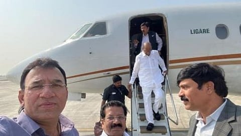 शरद पवार-अनिल कदम यांच्या एकत्र विमानप्रवासात नेमकं दडलय काय?