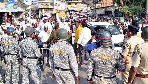 Nashik News : गोळ्या झाडा पण, कांदा निर्यातबंदी उठवा ; मंत्री भारती पवारांच्या घरावर मोर्चा