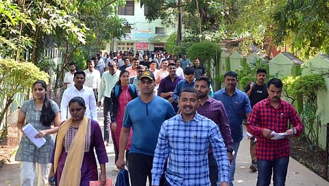 नाशिक : शहरातील परीक्षा केंद्रातून बाहेर पडताना परिक्षार्थी. (छाया : हेमंत घोरपडे)