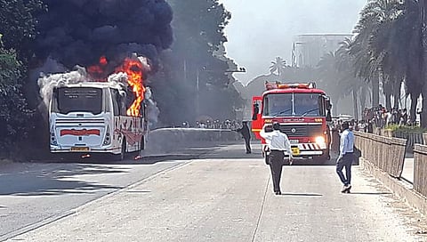 Nashik News : 29 प्रवासी बचावले, ‘शिवशाही’ बसला लागलेल्या आगीची चाैकशी सुरु 