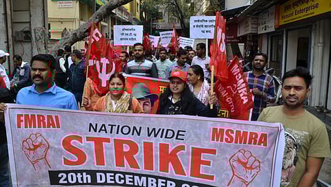 Nashik News : एमआर धडकले जिल्हाधिकारी कार्यालयावर