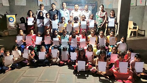 Dhule Pimpalner : रामरावदादा पाटील आश्रमशाळेच्या विद्यार्थ्यांची मोफत रक्तगट तपासणी