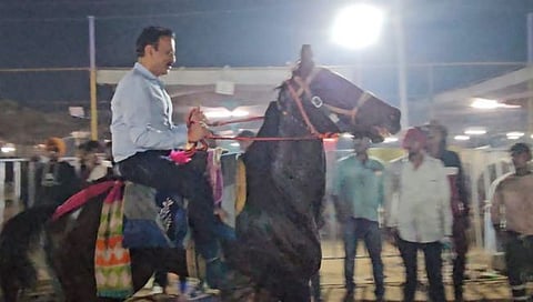 Girish Mahajan : मंत्री महाजनांची घोड्यावरून रपेट, सारंगखेडा यात्रेत घोडेस्वारीचा माेह अनावर