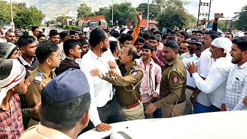 महामार्ग सुरळीत करतेवेळी शेतकरी व पोलीस अधिकारी यांच्यात उडालेली झटापट (छाया-सुनिल थोरे)