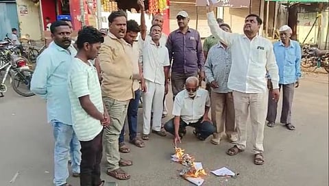 कोल्हापूर : अब्दुल लाट येथे ‘स्वाभिमानी’ च्या वतीने इथेनॉल निर्मिती बंदीच्या अध्यादेशाची होळी