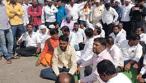 सांगली : म्हैसाळ योजनेतून तलावे भरण्यासाठी विजापूर गुहागर महामार्ग रोखला