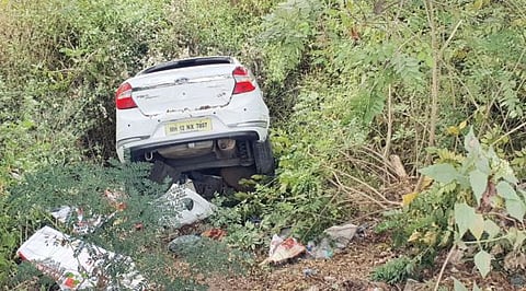 Accident News : कार गेली तब्बल 50 फूट खोल दरीत