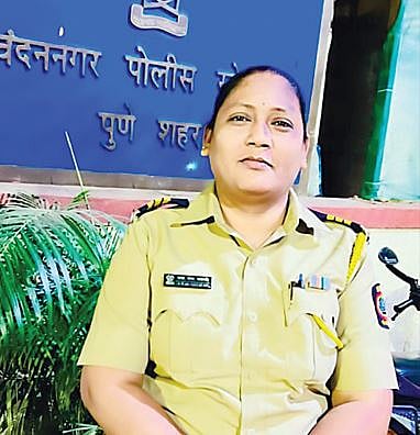 गर्दी बघत होती..‘ती’ गुंडांशी भिडत होती ; पोलिस रणरागिणीचा रुद्रावतार