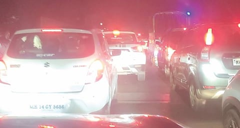 चिंबळीत वाहतूक व्यवस्थेचे ‘तीनतेरा’ ; आळंदी, दिघी वाहतूक विभागाचे दुर्लक्ष