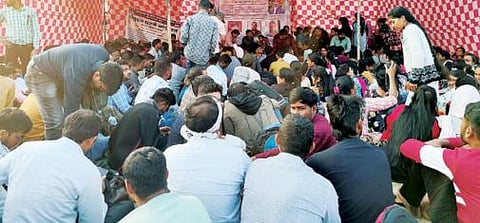 शिरूरमधील डाटा एन्ट्री ऑपरेटर संपावर