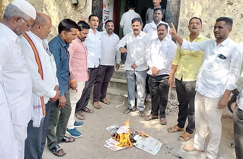 Nagar : खरेदी-विक्री संघ मतदारयादीची होळी