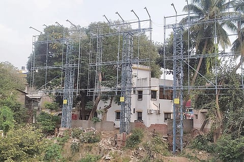 Pune News : वादग्रस्त होर्डिंग वाचवण्यासाठी प्रशासनाचीच धडपड