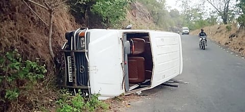 सिंहगड घाट रस्त्यावर अपघात ; जीप उलटून बारा पर्यटक जखमी