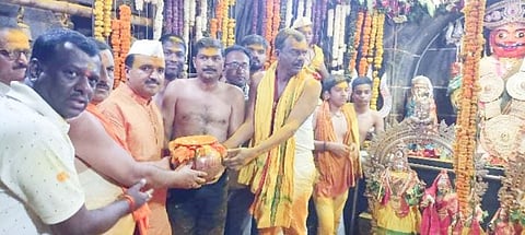 अयोध्येच्या अक्षता कलशाचे जेजुरी गडावर पूजन