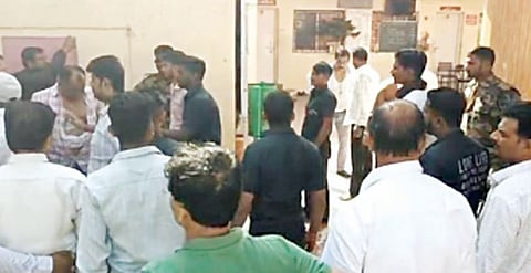 कानिफनाथ देवस्थान विश्वस्तांमध्ये हाणामारी ; काठ्या, पाईपचा वापर