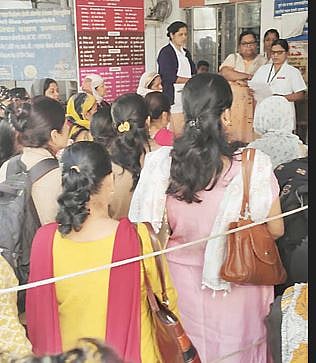 Pimpri News : परिचारिकांचे काळ्या फिती लावून काम