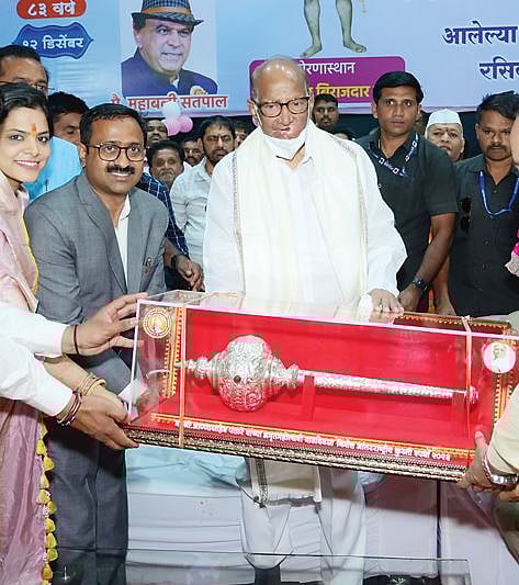 खराडीत रंगला लाल मातीतील आखाडा; शरद पवारांनी घेतला कुस्त्यांचा आनंद