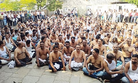 ‘वालचंदनगर’च्या कामगारांचे अर्धनग्न आंदोलन