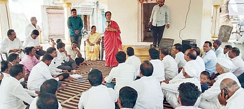 Supriya Sule : जुन्या जाणत्यांसोबत खा. सुळेंचा गावभेट दौरा