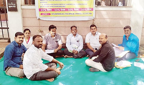 20 टक्के वेतनासाठी शिक्षकांचे जि. प. कार्यालयासमोर उपोषण