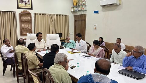 जळगाव : अमळनेर येथे होणा-या अखिल भारतीय मराठी साहित्य संमेलनाच्या अंतिम टप्प्यातील तयारीचा आढावा घेताना जिल्हाधिकारी आयुष प्रसाद, अध्यक्ष डॉ.अनिल शिंदे, उपाध्यक्ष प्रदीप अग्रवाल, संचालक निरज अग्रवाल आदी. (छाया : नरेंद्र पाटील)