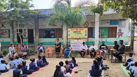 पिंपळनेर : वैद्यकिय अधिकारी डॉ. अर्चना घरटे यांचे विद्यार्थ्यांना मार्गदर्शन 