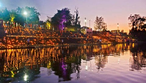 सहस्र दिव्यांनी उजळला पंचगंगा घाट
