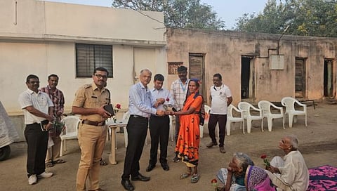 Dhule News : मुख्य निवडणूक अधिकाऱ्यांची मातोश्री वृद्धाश्रम व कुष्ठरोग आश्रमास भेट