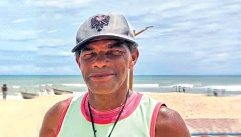 मोगलीसारखे जंगलात बालपण घालवलेला माणूस