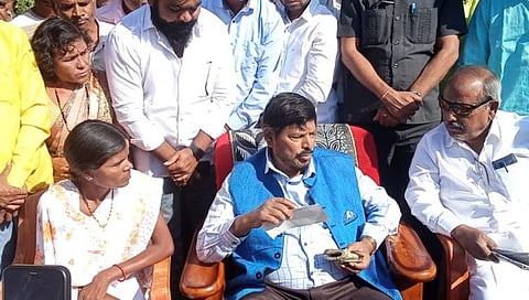 नांदेड: रामदास आठवले यांच्या हस्ते पत्रकार पुनवटकर यांच्या पत्नीला १ लाखांचा धनादेश सुपूर्द