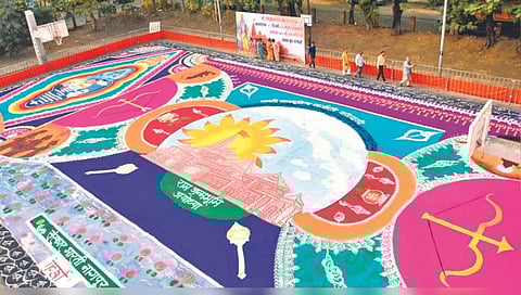६ हजार चौरस फुटांची महारांगोळी; १०० कलावंतांनी केली श्रीरामचरणी अर्पण