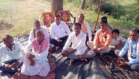 परभणी : शेतरस्ता खुला द्यावा, या मागणीसाठी शेतक-यांचे उपोषण