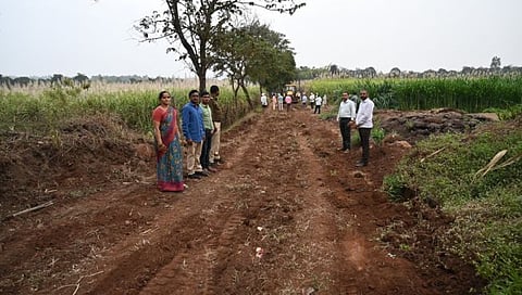 Kolhapur : १३ वर्षांपासून रोखलेला किणे-पोश्रातवाडी रस्ता न्यायालयाच्या आदेशानंतर केला खुला