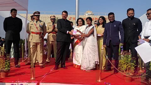 नागपूर: फडणवीस यांच्या हस्ते अंगणवाडी सेविकांना स्मार्ट मोबाईल प्रदान  