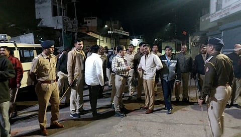 Jalgaon : सावदा शहरात पताका लावल्यावरुन दगडफेक, 2 पोलीस जखमी